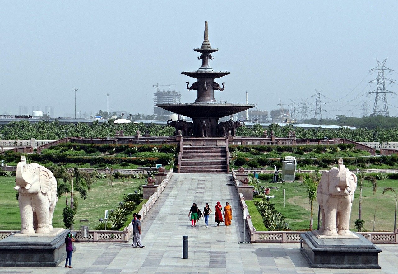 Dehradun to Noida taxi service